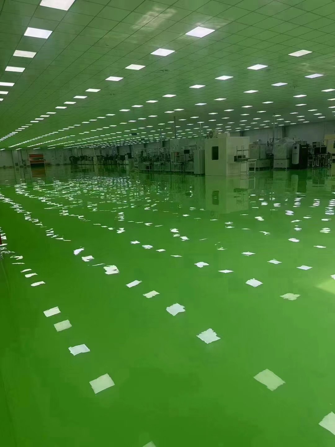 Solvent-free epoxy self-levelling