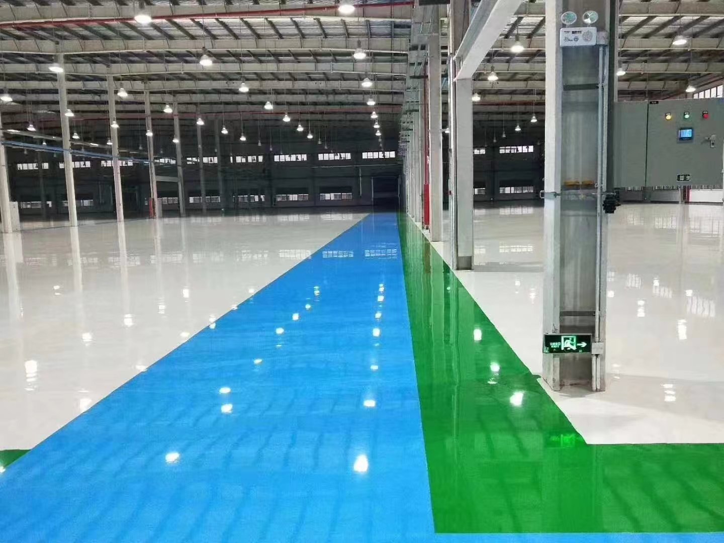 Solvent-free epoxy self-levelling