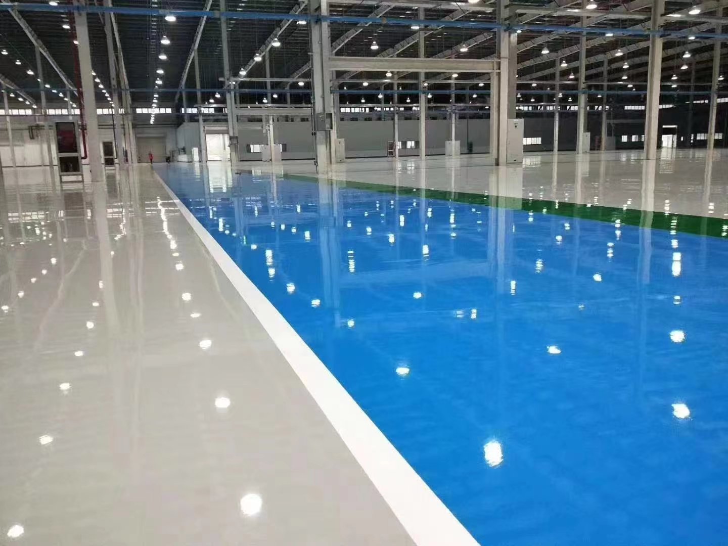 Solvent-free epoxy self-levelling